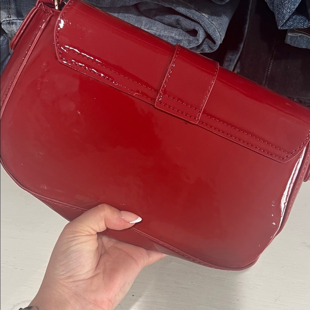 Elegant Red Patent Leather Shoulder Bag - Picture 3 of 3